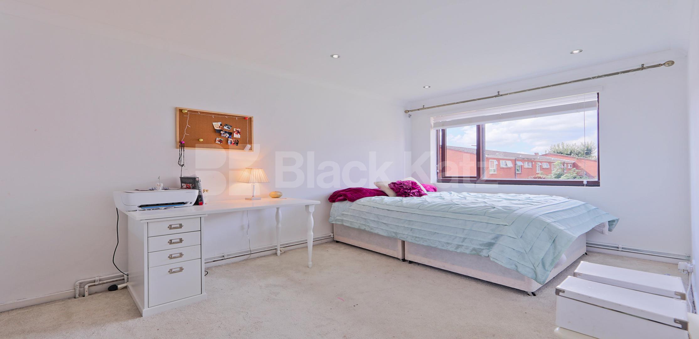			LET , 3 Bedroom, 1 bath, 1 reception End Terraced House			 Radcliffe Path, Clapham 